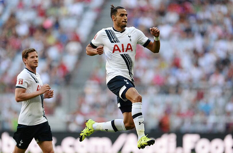 Nacer Chadli von Tottenham jubelt über sein Tor zum 1:0.