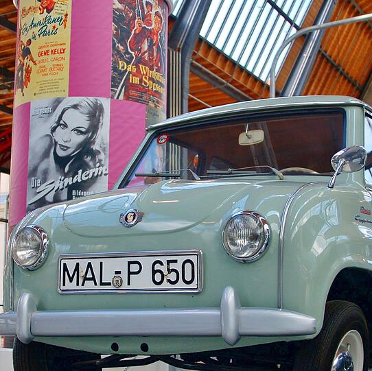 Im deutschen Verkehrsmuseum kann man zahlreiche Autos der letzten Jahre betrachten.