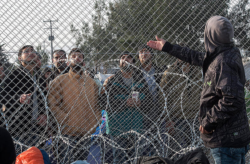 Polizei gegen Flüchtlinge: Die martialischen Szenen vor der griechisch-mazedonischen Grenze am Dienstag.