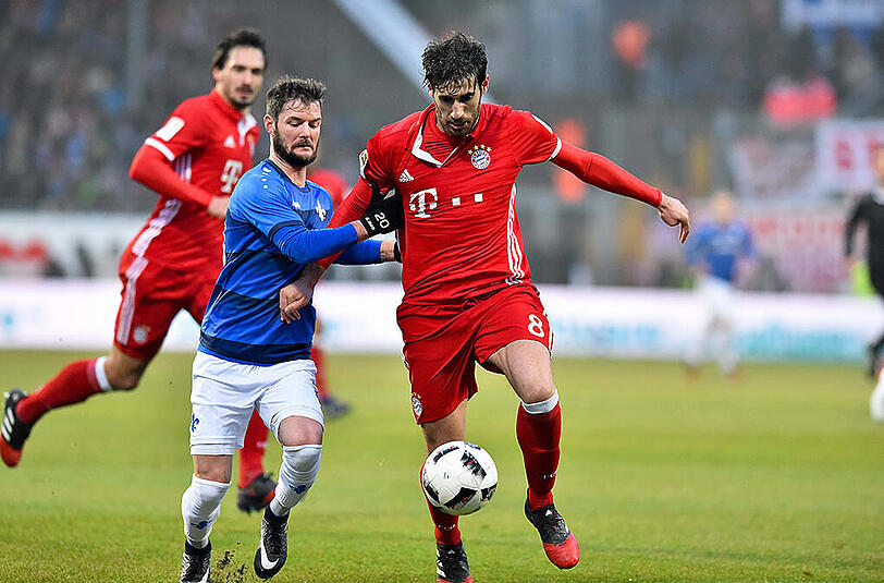 JAVI MARTÍNEZ: NOTE 3 - Wurde einmal von Heller nass gemacht, es gab Szenenapplaus von den Lilien-Fans. Ansonsten hatte der Innenverteidiger seinen Part im Griff.