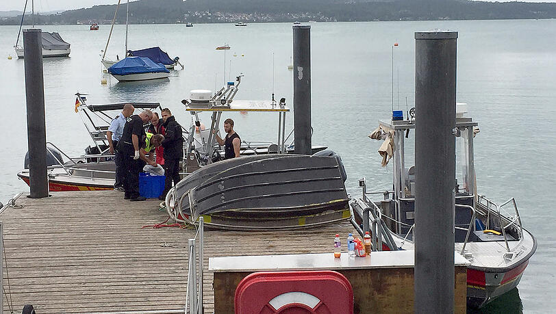 Ein Kleinflugzeug ist bei Konstanz-Litzelstetten in den Bodensee gestürzt. Einsätzkräfte sind am Unfallort. Ein Kleinflugzeug ist bei Konstanz-Litzelstetten in den Bodensee gestürzt. Einsätzkräfte sind am Unfallort.