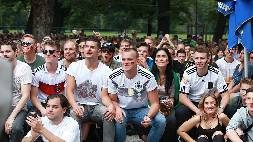 Deutsche und mexikanische Fans im Hirschgarten: die Bilder vom Public Viewing.