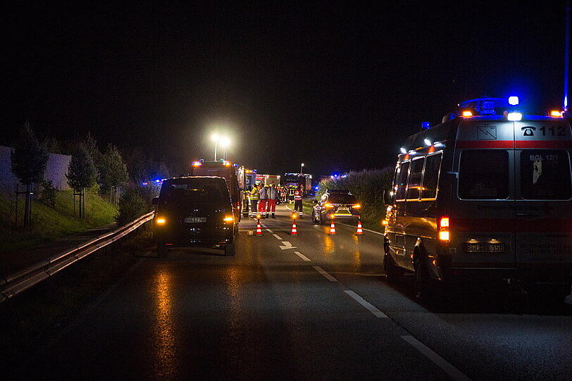 Auf der B20 bei Feldkirchen kollidierten am Sonntagabend zwei Autos. Ein Mann erlag noch an der Unfallstelle seinen Verletzungen, zwei weitere wurden schwer verletzt.