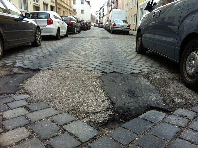 Kopfsteinpflaster mit Hindernissen