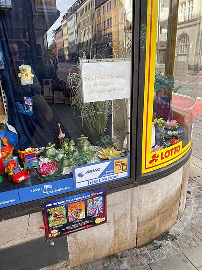 "Bitte keine Fahrräder vor das Fenster stellen oder anlehnen" &ndash; den Hinweis hat der Lottoladen mehrmals im Schaufenster kleben.