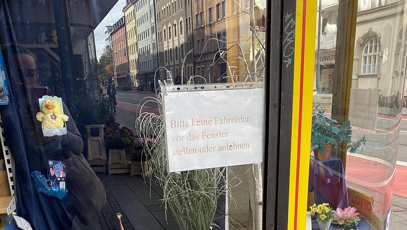 "Bitte keine Fahrräder vor das Fenster stellen oder anlehnen" &ndash; den Hinweis hat der Lottoladen mehrmals im Schaufenster kleben.