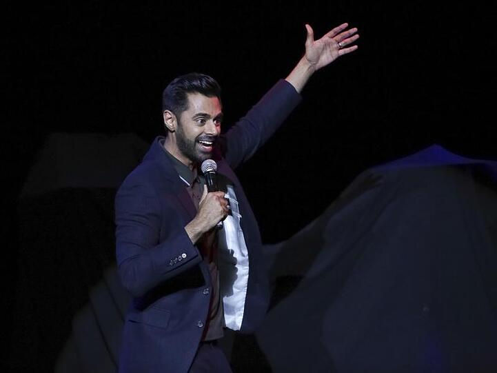 US-Komiker Hasan Minhaj bei einer Veranstaltung in New York. Der Comedian hat in seiner Netflix-Show die saudische Regierung kritisiert. Die forderte die Löschung der umstrittenen Folge &ndash; und Netflix folgte.