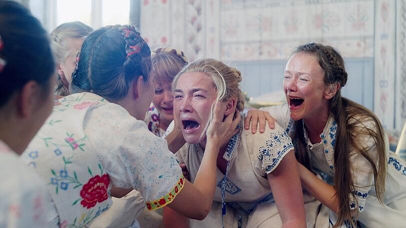 Horror kann auch hell: Das bewies Florence Pugh (Mitte) im vergangenen Jahr im Film "Midsommar" von Ari Aster.