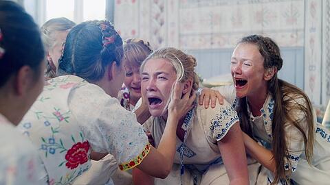 Horror kann auch hell: Das bewies Florence Pugh (Mitte) im vergangenen Jahr im Film "Midsommar" von Ari Aster.