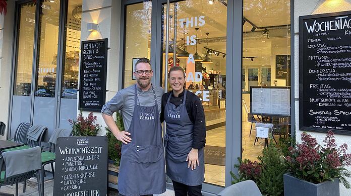 Daniel e Isabelle Duch frente a su tienda.  Aquí ya está todo decorado para Navidad.  Desgraciadamente, mucha gente ignora esto, porque las obras de la Nordendstrasse no invitan necesariamente a quedarse en la acera.