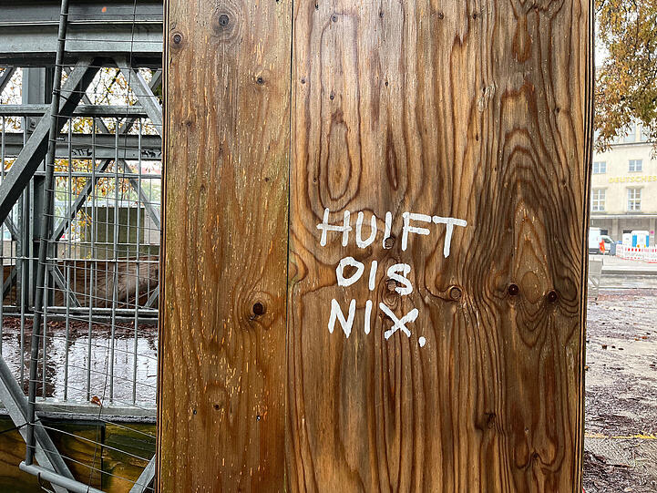 Spruch an einer Brücke in der Nähe vom Müller'schen Volksbad.