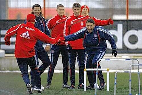 Spaß im Training: Bayerns Kapitän Mark van Bommel (r.) klatscht seinen Landsmann Arjen Robben ab. Van Buyten, Kraft, Müller und Schweinsteiger (v. l.) beobachten&rsquo;s mit Vergnügen.