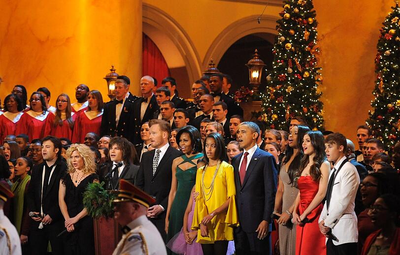 Wer lässt sich schon gerne entgehen, wenn Bieber und Obama gemeinsam Weihnachtslieder säuseln.