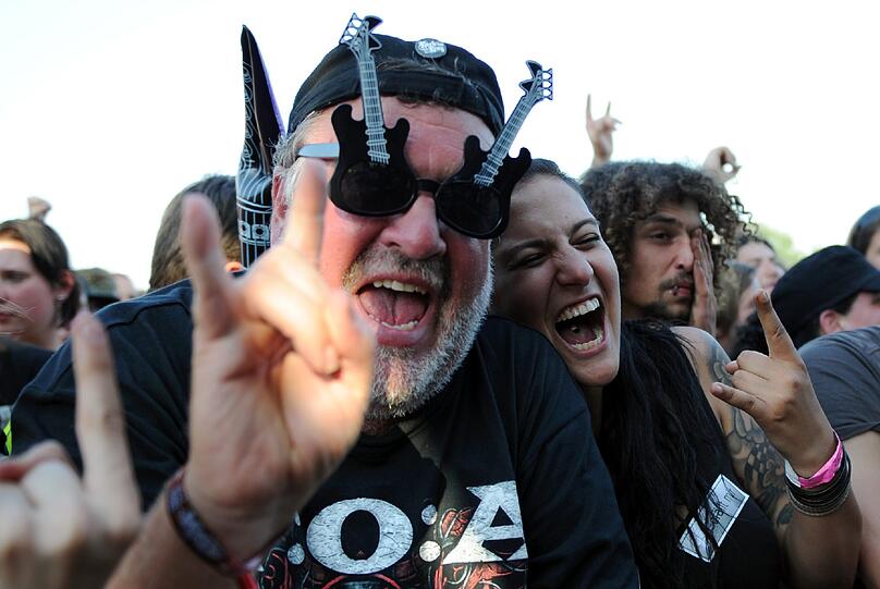 Am Mittwoch kamen die meisten Fans schon angereist, um am Donnerstag das größte Metal-Festival der Welt zu feiern. Aufgrund von Regenfällen waren Teile des Festivalgeländes noch ziemlich matschig - doch wen störts? Die Metall-Fans jedenfalls nicht! Die Bilder von Anreise und erstem Abend