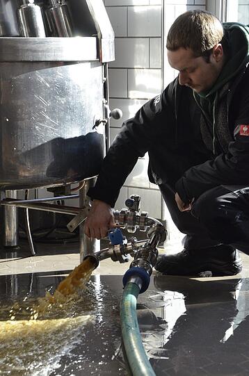 Vor dem Abfüllen wird der Schlauch noch ausgeschossen. Die ersten Liter sind unbrauchbar. Die müssen raus.