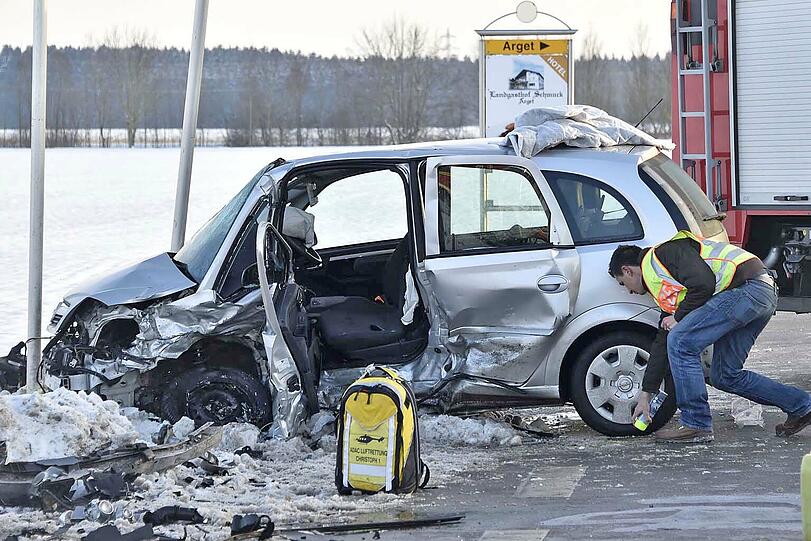 Tödlicher Unfall auf der B13: Nach einem Zusammenstoß starb ein Opel-Fahrer noch im Krankenwagen.