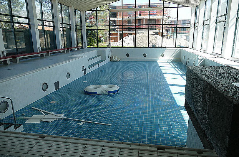 Ein Ring, auf dem die Besucher durch die Rutschen rasen konnten, liegt im Schwimmbecken.