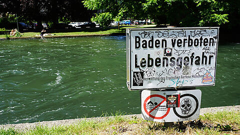 Schon wieder Gefahr im Eisbach: Ein Rentner konnte gerade noch aus dem Wasser gerettet werden.