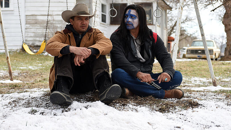 Jeremy Renner (li.) verspricht seinem Freund (Gil Birmingham), ihm bei der Suche des Mörders seiner Tochter zu helfen.