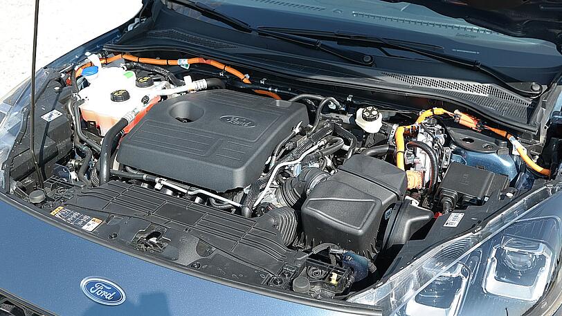 Unter der Motorhaube arbeiten ein 2,5-Liter-Benziner und ein E-Motor harmonisch zusammen.