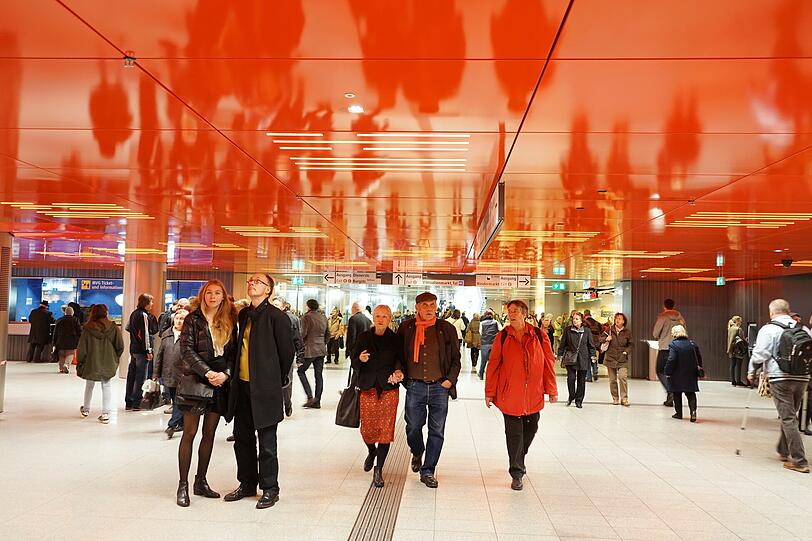 Eine spezielle LED-Lichttechnik sorgt für einen besonderen Lichteffekt im neuen Zwischengeschoss am Marienplatz.