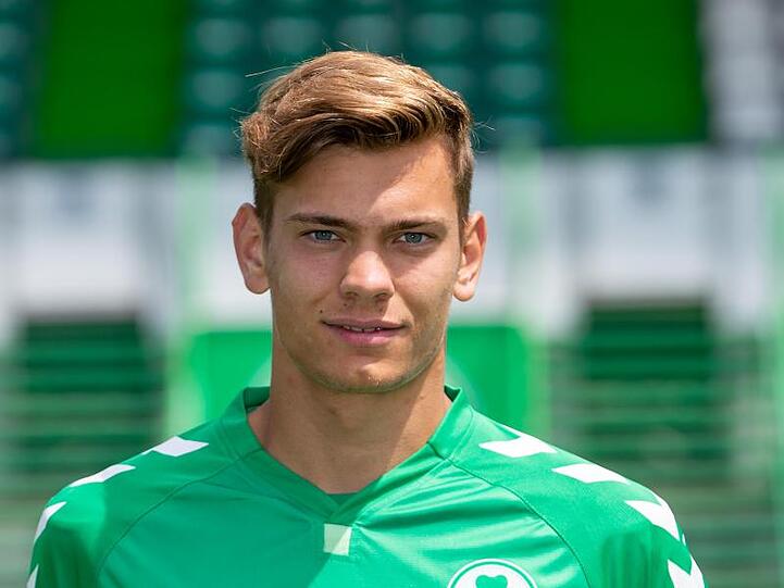 Leon Schaffran, Torwart der SpVgg Greuther Fürth, lächelt in die Kamera. Foto: Daniel Karmann/Archivbild