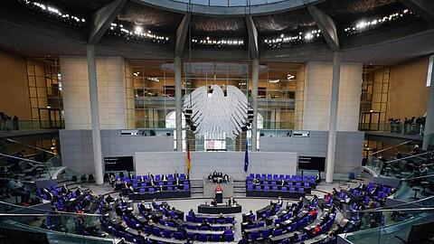 Das Parlament hat hitzig über die in der bundesweiten Corona-Notbremse vorgesehenen Ausgangsbeschränkungen diskutiert.