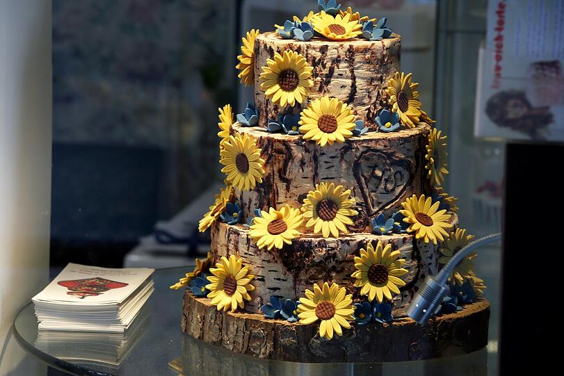 Was für eine "Torte" im Torten-Laden - offensichtlich ein Baumkuchen.