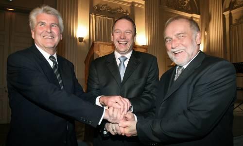 Gratulation: Egfried Hanfstaengl (l.), Georg Fahrenschon und Johannes Erichsen (r.).