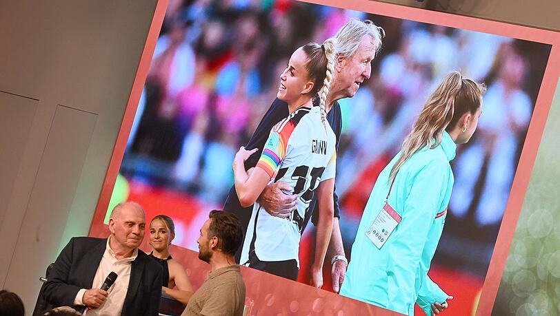 Uli Hoeneß (l) bot Giulia Gwinn seine Hilfe an.