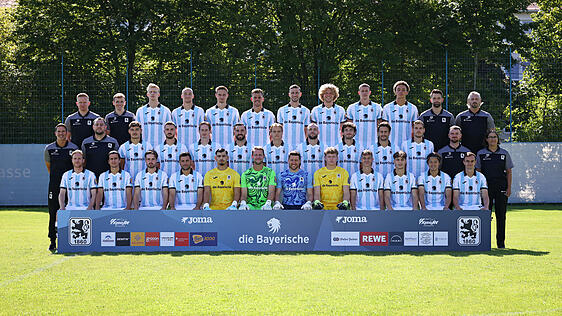 Das offizielle Mannschaftsfoto des TSV 1860 für die Saison 2025/26
