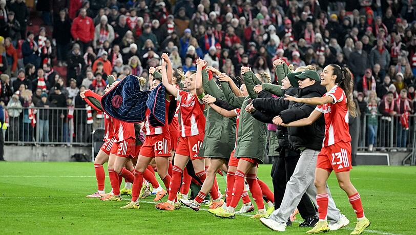 Die Bayern-Fußballerinnen werden vor der Fankurve gefeiert. Die Bayern-Fußballerinnen werden vor der Fankurve gefeiert.