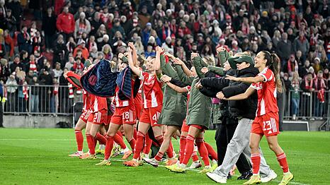 Die Bayern-Fußballerinnen werden vor der Fankurve gefeiert.