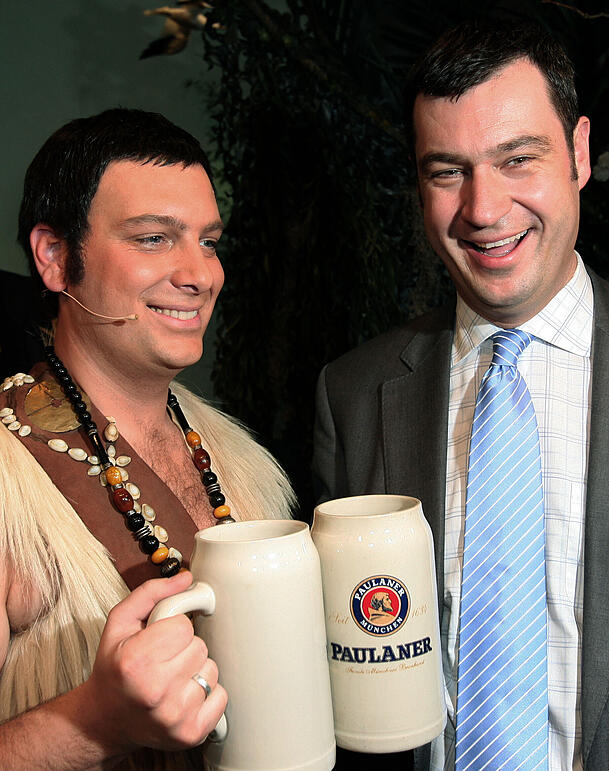 Vor 20 Jahren: Markus Söder (r.), damals noch Generalsekretär der CSU, stößt im März 2006 Starkbieranstich mit seinem Double an: Stephan Zinner. Vor 20 Jahren: Markus Söder (r.), damals noch Generalsekretär der CSU, stößt im März 2006 Starkbieranstich mit seinem Double an: Stephan Zinner.