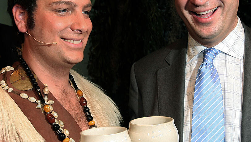 Vor 20 Jahren: Markus Söder (r.), damals noch Generalsekretär der CSU, stößt im März 2006 Starkbieranstich mit seinem Double an: Stephan Zinner. Vor 20 Jahren: Markus Söder (r.), damals noch Generalsekretär der CSU, stößt im März 2006 Starkbieranstich mit seinem Double an: Stephan Zinner.