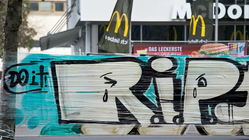 «RIP» (übersetzt: Requiescat in pace/ Ruhe in Frieden) steht in Erinnerung an den Übergriff auf Tugce A. auf einem Banner vor einem McDonald's Restaurant in Offenbach. «RIP» (übersetzt: Requiescat in pace/ Ruhe in Frieden) steht in Erinnerung an den Übergriff auf Tugce A. auf einem Banner vor einem McDonald's Restaurant in Offenbach.