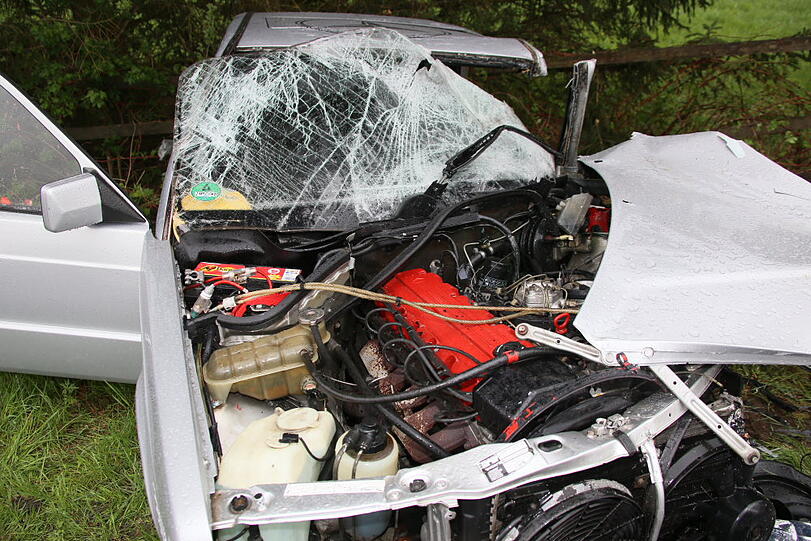 Mit voller Wucht krachten der Mercedes und der VW-Kastenwagen zusammen. Mindestens eine Person wurde bei dem Unfall schwer verletzt.