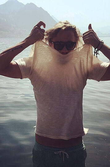 Der finnische Musiker SAMU HABER von der Band Sunrise Avenue geht zurzeit mit seiner ProSieben-Castingshow "Die Band" quotenmäßig baden. Via Facebook scherzte er im T-Shirt am Vierwaldstättersee in der Schweiz übers Blankziehen: "See shocking nude pictures!!!!"