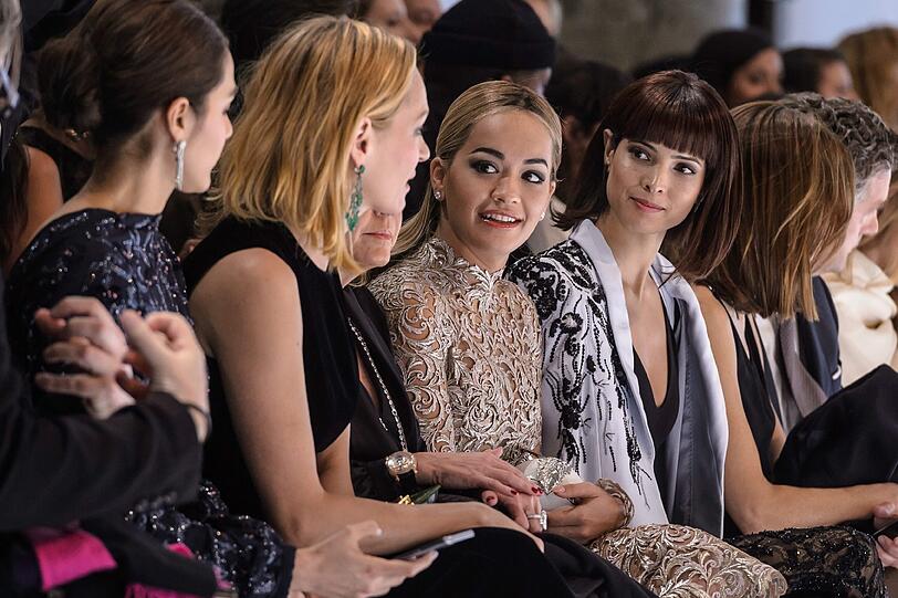 Rita Ora sitzt bei der Show von Ralph and Russo in Paris in der ersten Reihe