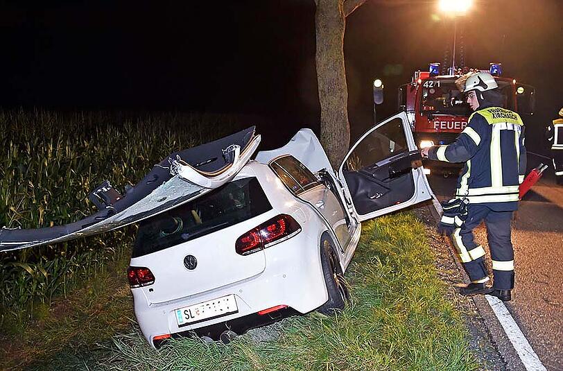 DEr Golf kam von links von der Fahrbahn ab und prallte gegen einen Baum.