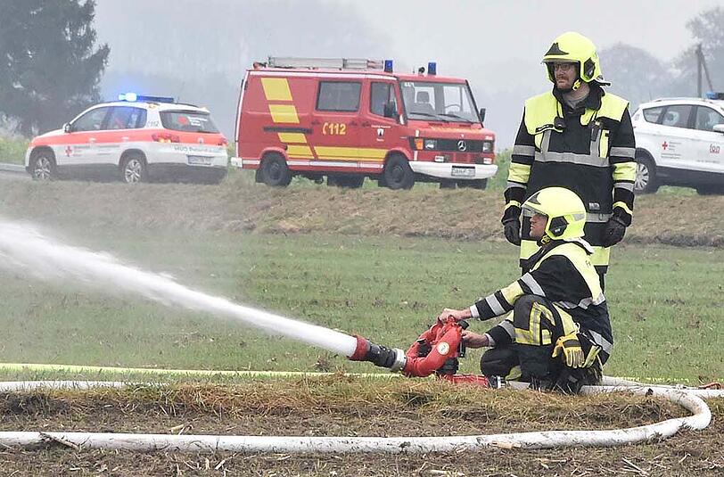 Der Feuerwehreinsatz in Weichs dauerte mehrere Stunden lang an. Eine Lagerhalle mit Strohballen brannte beinahe komplett ab. Die Bilder.