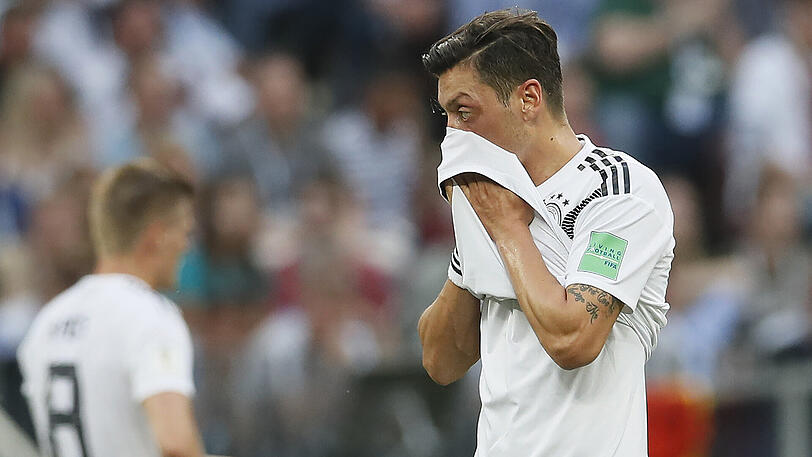 MESUT ÖZIL, Note 5:
Hat großes Potenzial als Ideengeber und Mann der überraschenden Pässe. Die blieben aber offenbar genauso im Zoll hängen wie sein Feuer und seine Leidenschaft.