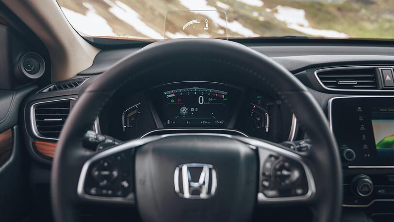 Bildschirm als Info-Quelle: Tachometer und Drehzahlmesser sind immer präsente Elemente, der Rest ist individuell konfigurierbar. Bildschirm als Info-Quelle: Tachometer und Drehzahlmesser sind immer präsente Elemente, der Rest ist individuell konfigurierbar.