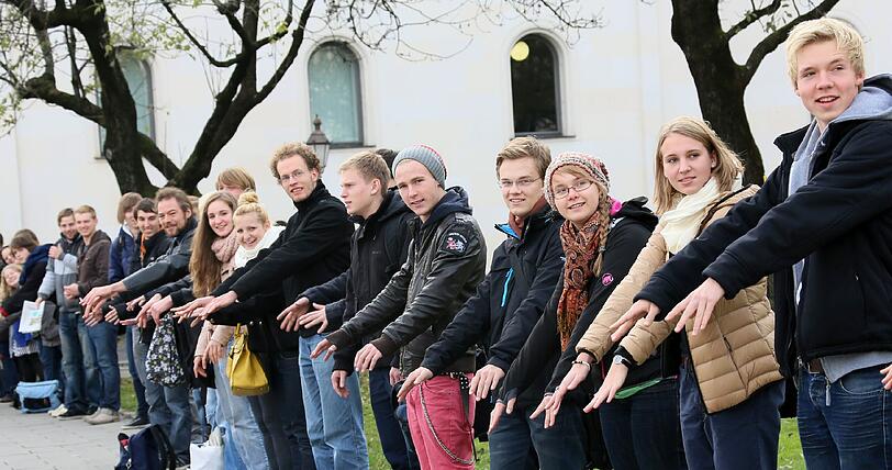 An der LMU gehen Studenten gegen Wuchermieten auf die Straße. Im November 2012 hatten Studenten, wie auf dem Foto zu sehen, eine Menschenkette gegen Studiengebühren vor dem Hauptgebäude gebildet.