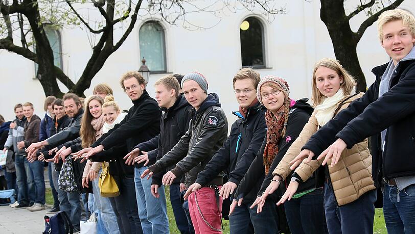 An der LMU gehen Studenten gegen Wuchermieten auf die Straße. Im November 2012 hatten Studenten, wie auf dem Foto zu sehen, eine Menschenkette gegen Studiengebühren vor dem Hauptgebäude gebildet. An der LMU gehen Studenten gegen Wuchermieten auf die Straße. Im November 2012 hatten Studenten, wie auf dem Foto zu sehen, eine Menschenkette gegen Studiengebühren vor dem Hauptgebäude gebildet.