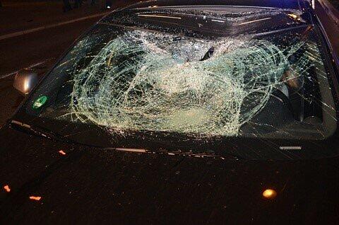 Ein Audi-Fahrer erfasste einen 34-jährigen Fußgänger am Lenbachplatz frontal und verletzte ihn dabei tödlich.