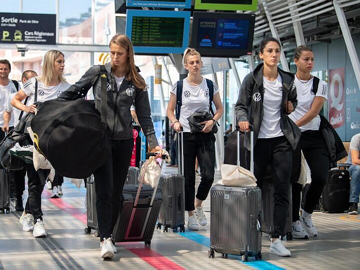 Umzug: Deutschlands Fußball-Frauen ziehen nach Grenoble um.