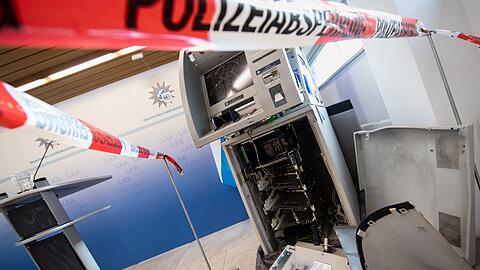 Ein gesprengter Geldautomat ist hinter einem Flatterband der Polizei ausgestellt.