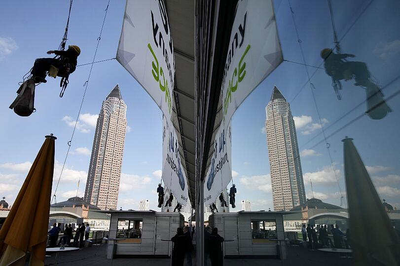 Mit Protest-Plakaten machen die Greenpeace-Aktivisten ihrem Unmut über den neuen Kleinwagen "VW Up" auf der Internationalen Automobilausstellung in Frankfurt Luft.