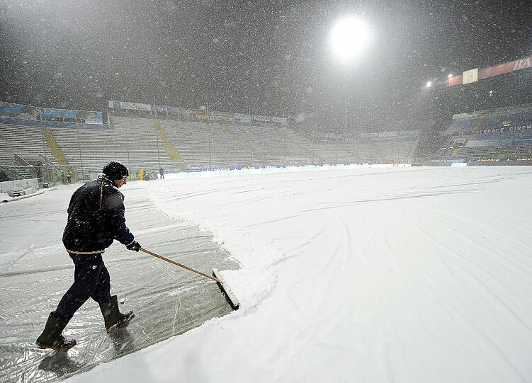 Auch Italien hat es eiskalt erwischt: Erst Schneeschippen dann konnte das Fussballspiel FC Parma gegen Juventus Turin im Ennio Tardini Stadium am Dienstag beginnen...